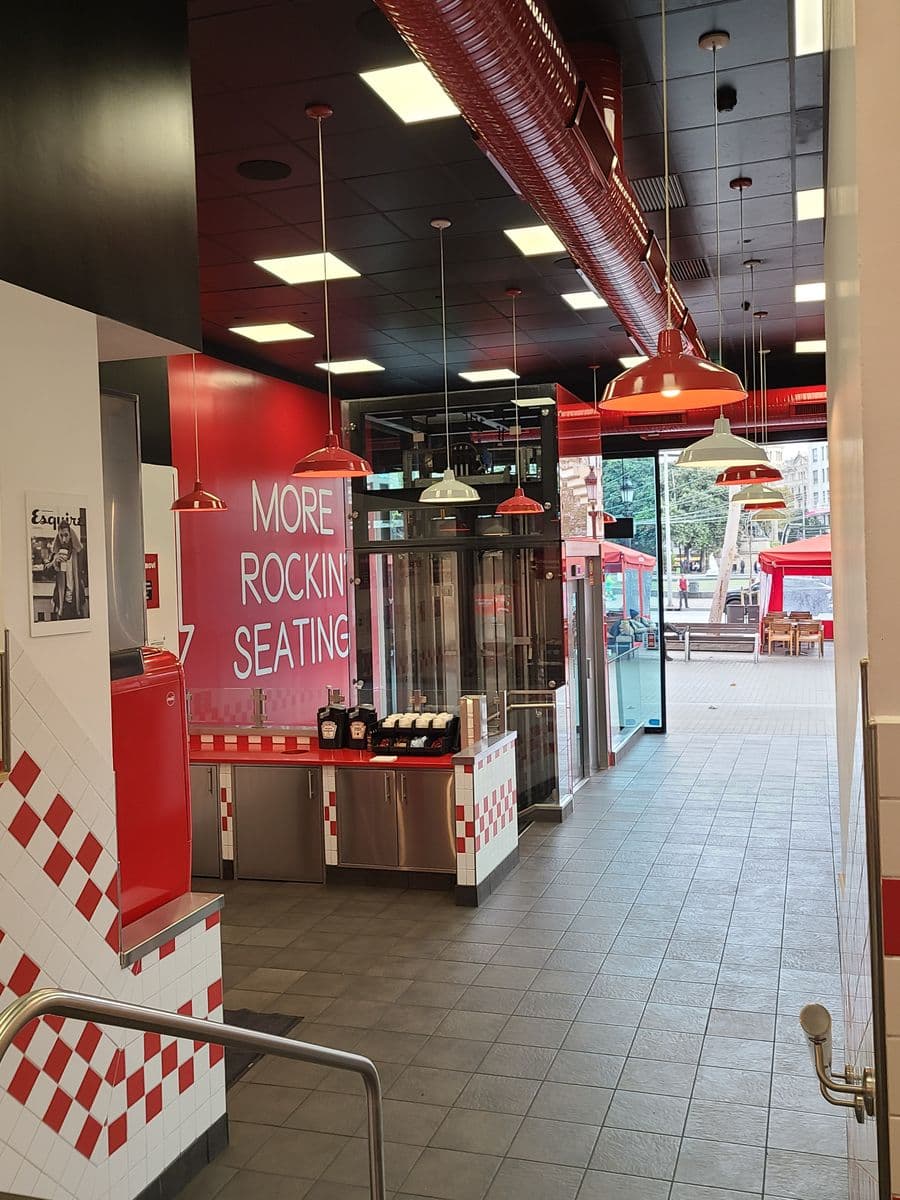 Five Guys Plaza Cataluña - Image 1